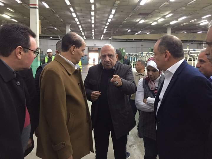 وزير قطاع الأعمال خلال زيارته مصانع المحلة