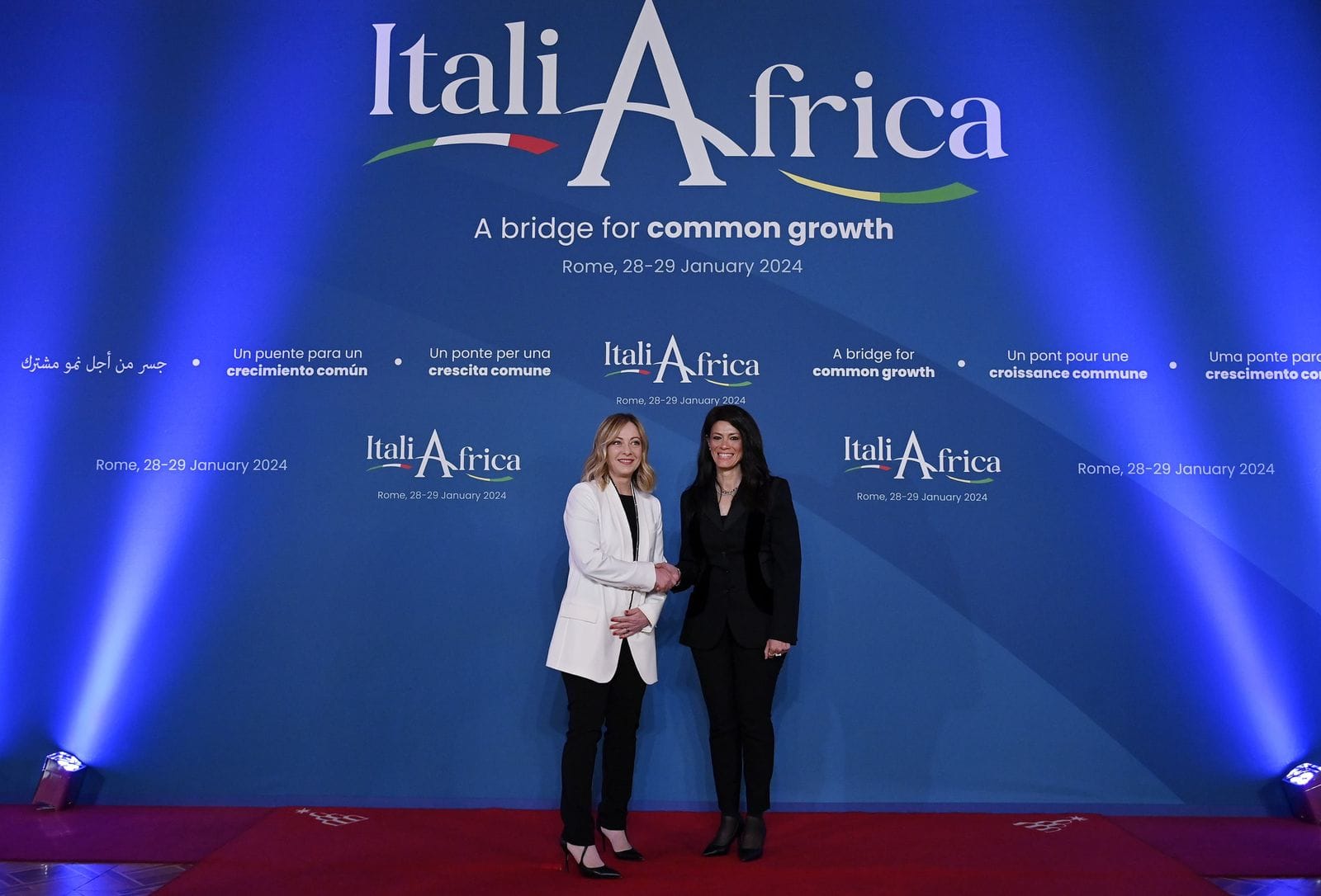 وزيرة التعاون الدولي خلال لقائها مع رئيسة الوزراء الإيطالية في روما