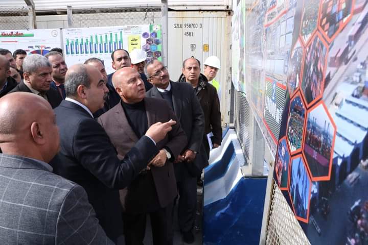 كامل الوزير خلال تفقده مشروعات ميناء دمياط