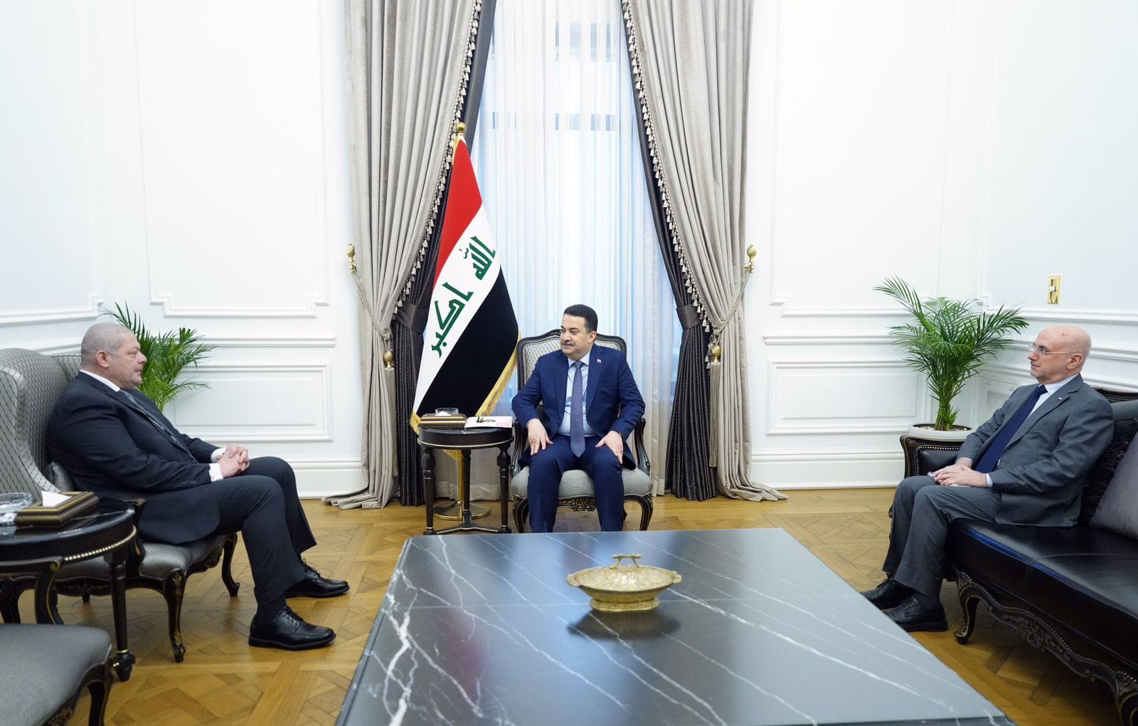 رئيس وزراء العراق خلال استقباله السفير المصري