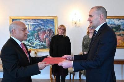 سفير مصر خلال تقديمه أوراق اعتماده إلى رئيس آيسلندا