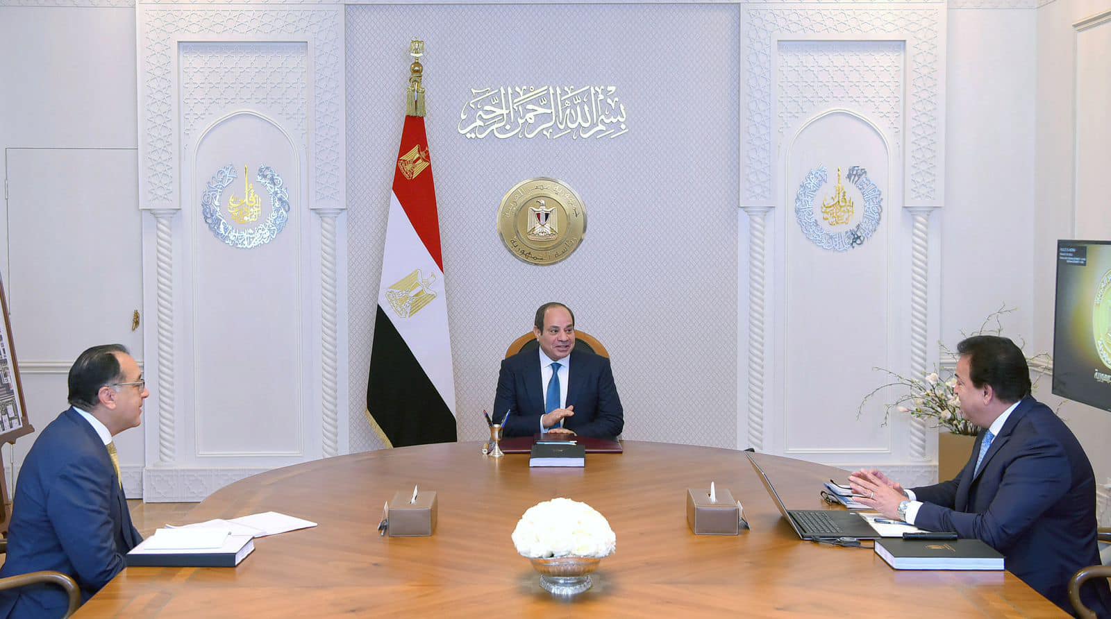الرئيس السيسي خلال اجتماعه مع رئيس الوزراء ووزير الصحة