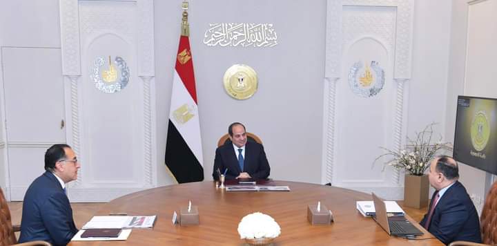 الرئيس خلال الاجتماع