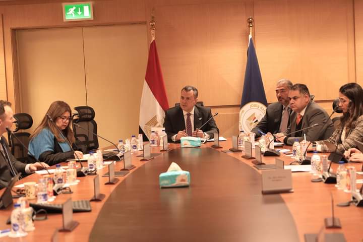 وزير السياحة خلال محادثاته مع مجموعة المستثمرين
