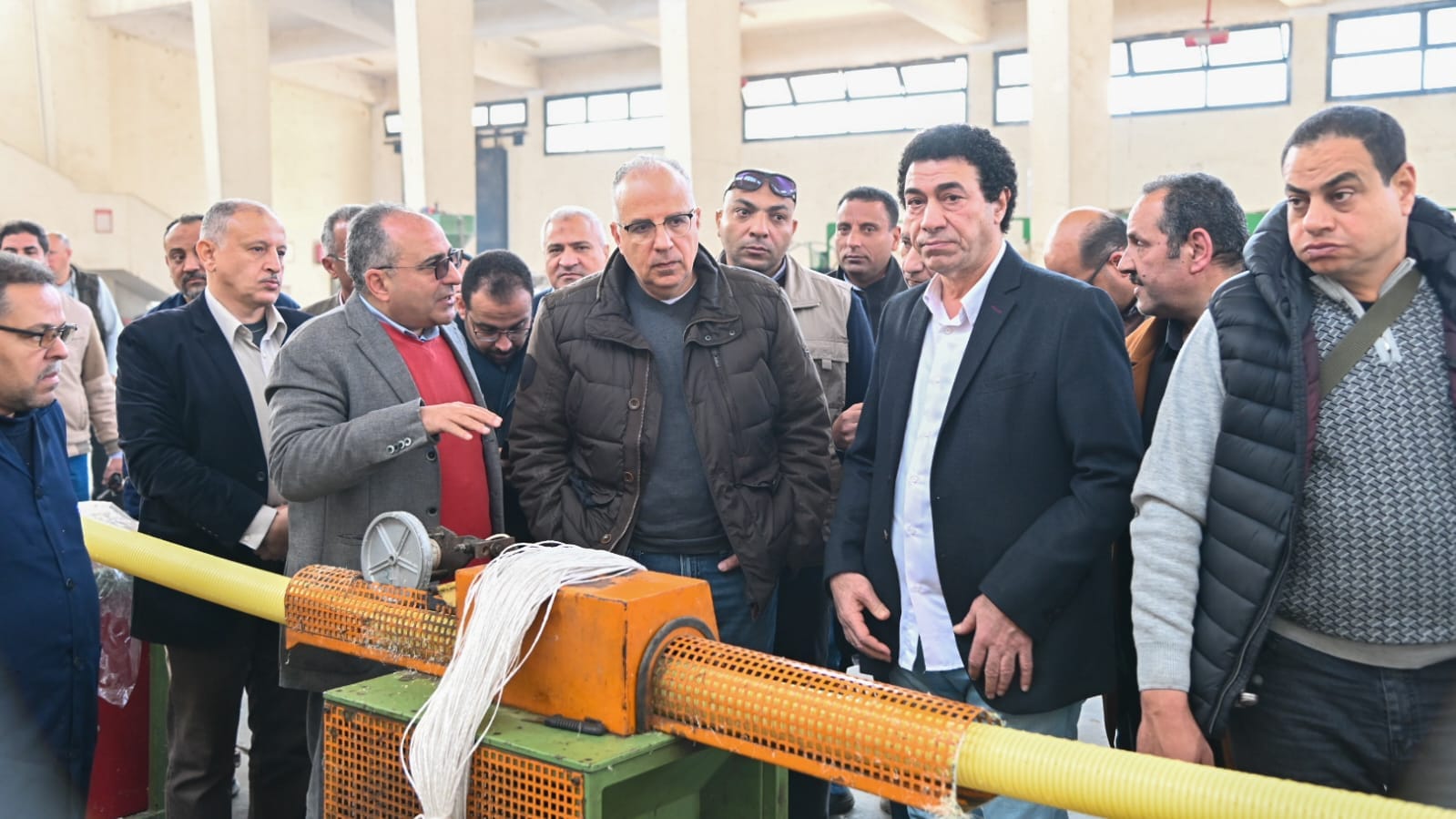 وزير الري خلال زيارته لمصنع المواسير في أجا