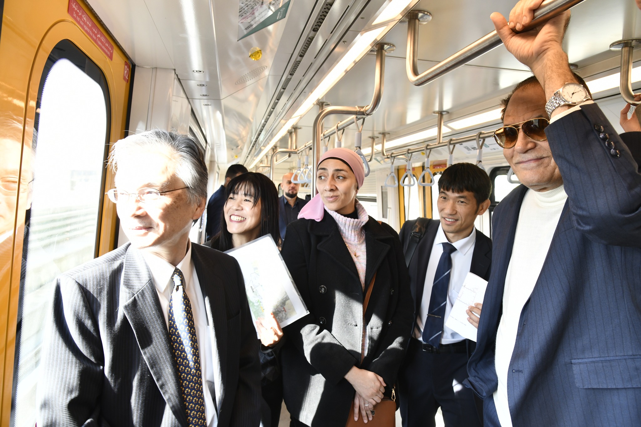 السفير الياباني خلال جولته في أحد قطارات مترو الأنفاق