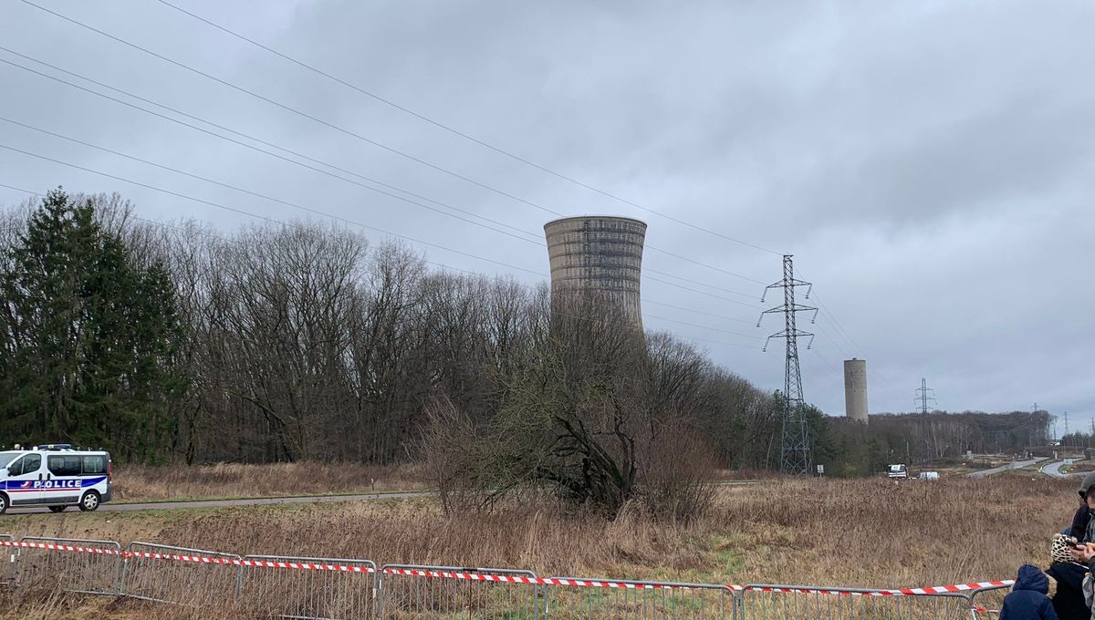 تفجير برج تبريد في محطة كهرباء تعمل بالفحم في فرنسا