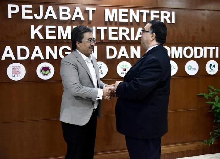 الوزير الماليزي خلال لقائه مع السفير المصري