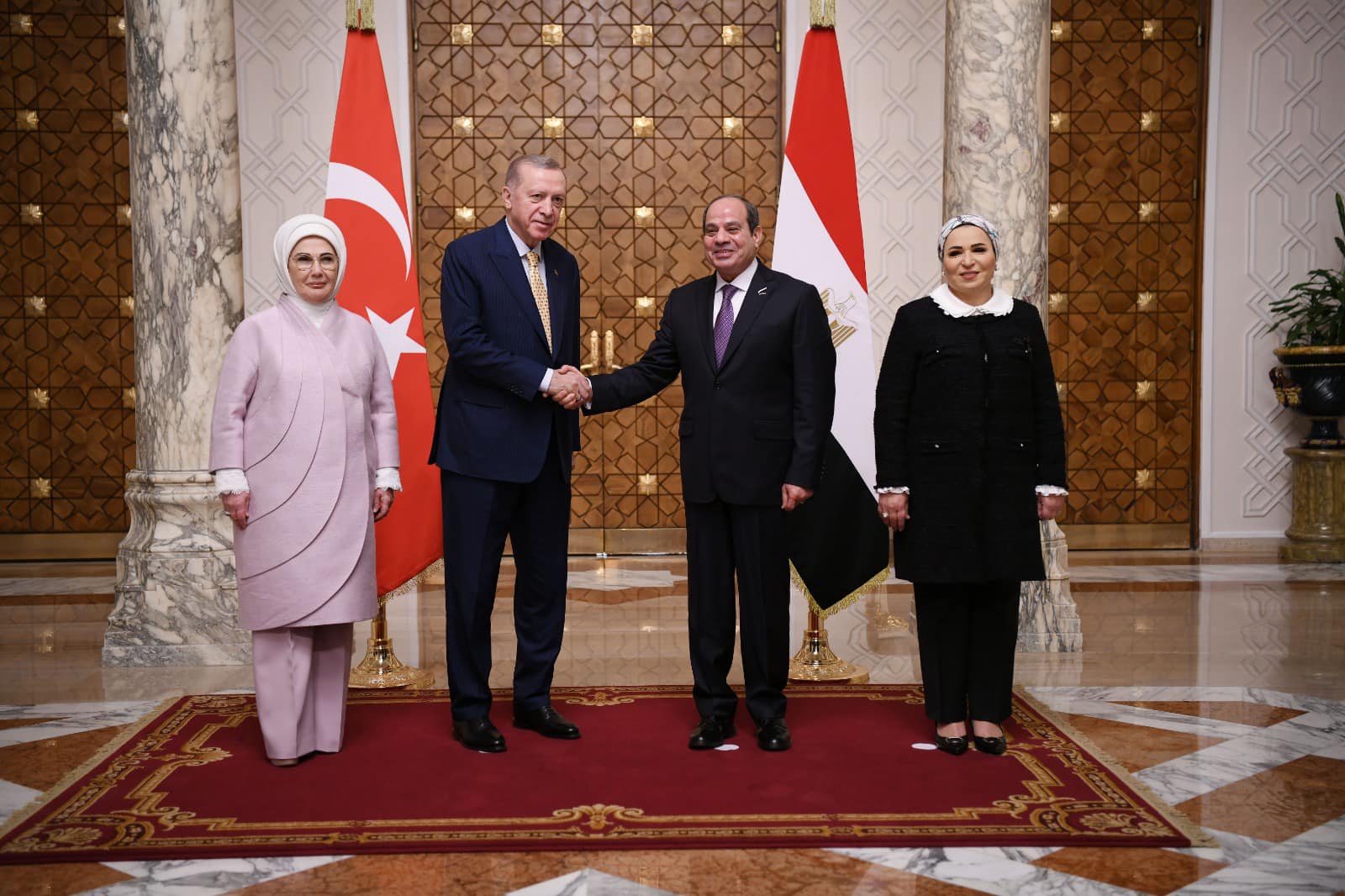 السيسي وأردوغان وقرينتاهما في قصر الاتحادية