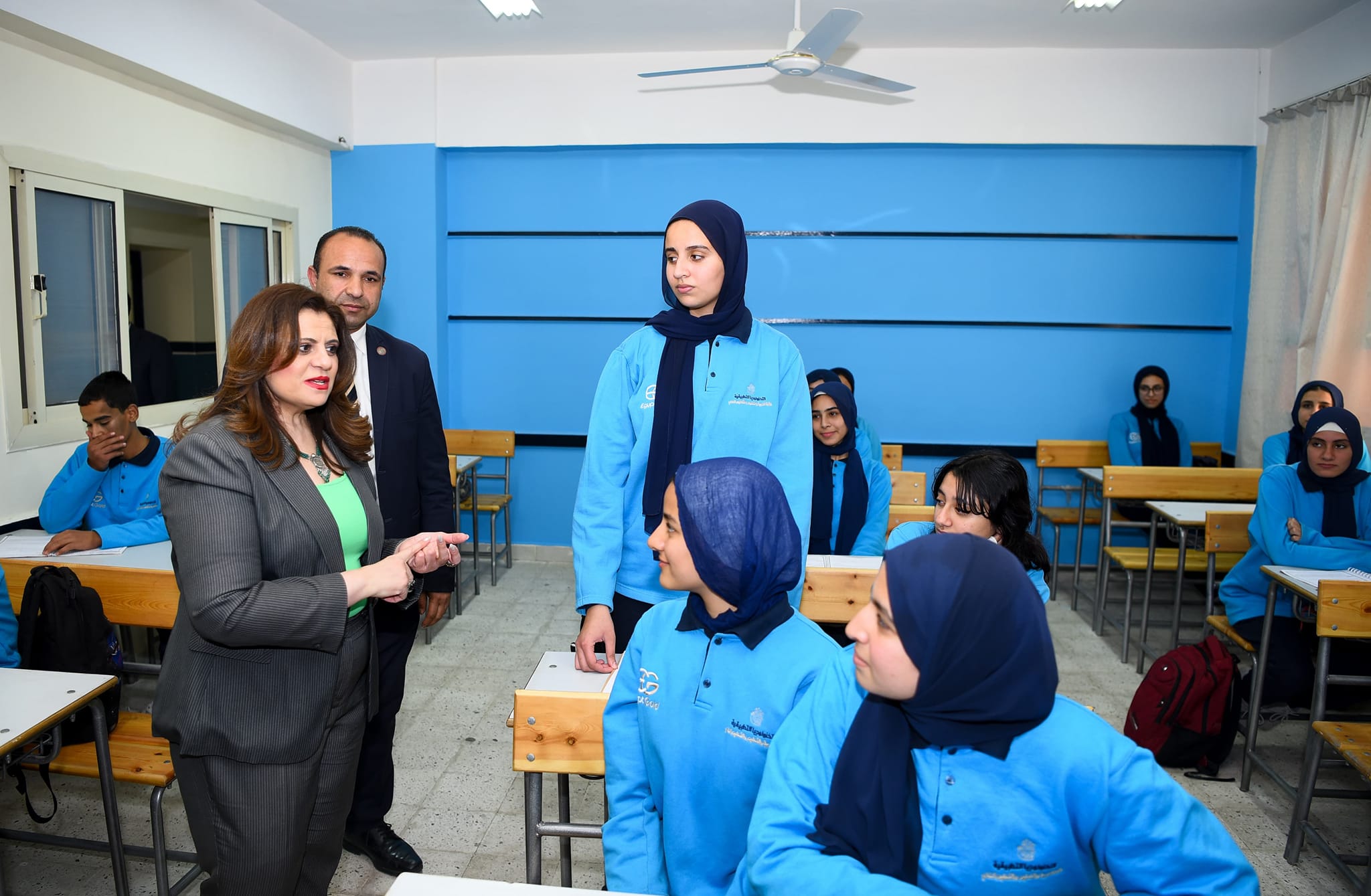 وزيرة الهجرة خلال حديثها مع طلاب المدرسة