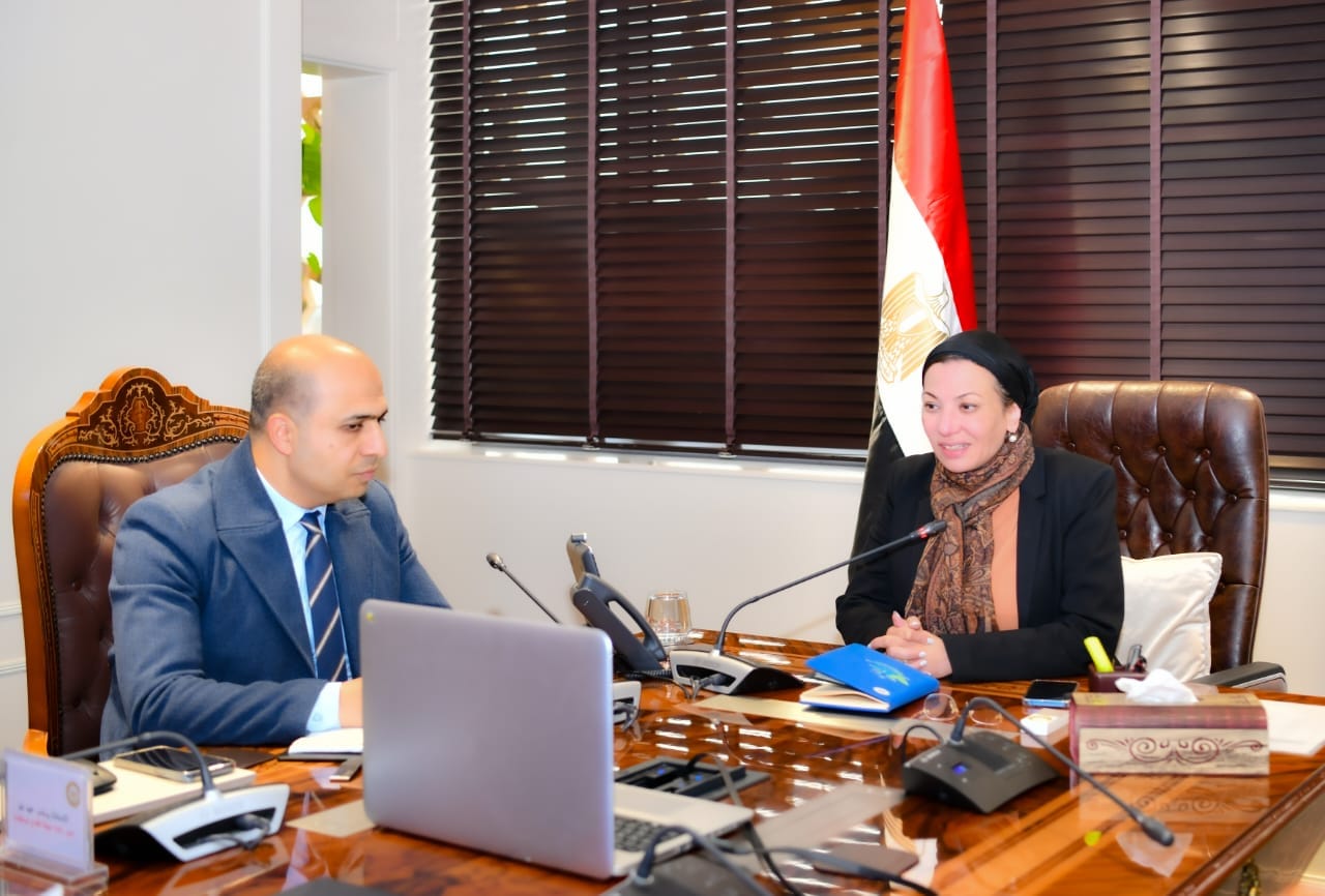 وزيرة البيئة خلال محادثاتها مع الشركة الإماراتية