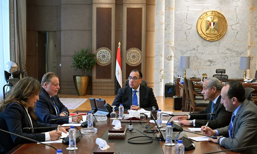 مدبولي خلال اجتماعه مع محافظ البنك المركزي