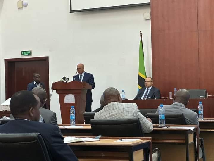 الوزير خلال حديثه أمام المسئولين التنزانيين