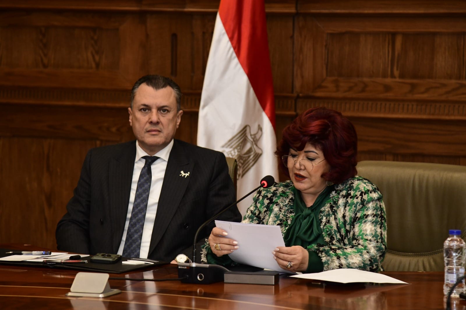 وزير السياحة والنائبة نورا علي خلال الاجتماع