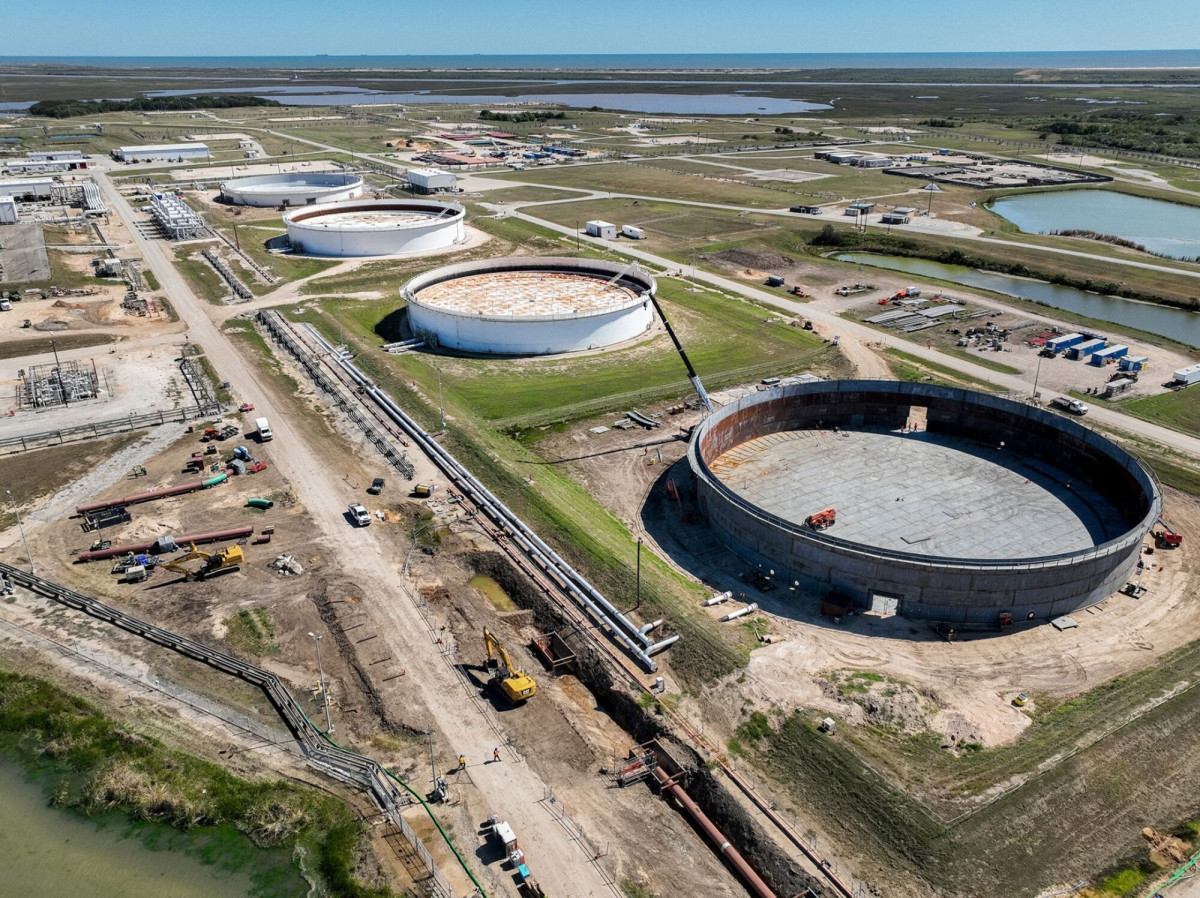 صهاريج تخزين احتياطي النفط الاستراتيجي في ولاية تكساس