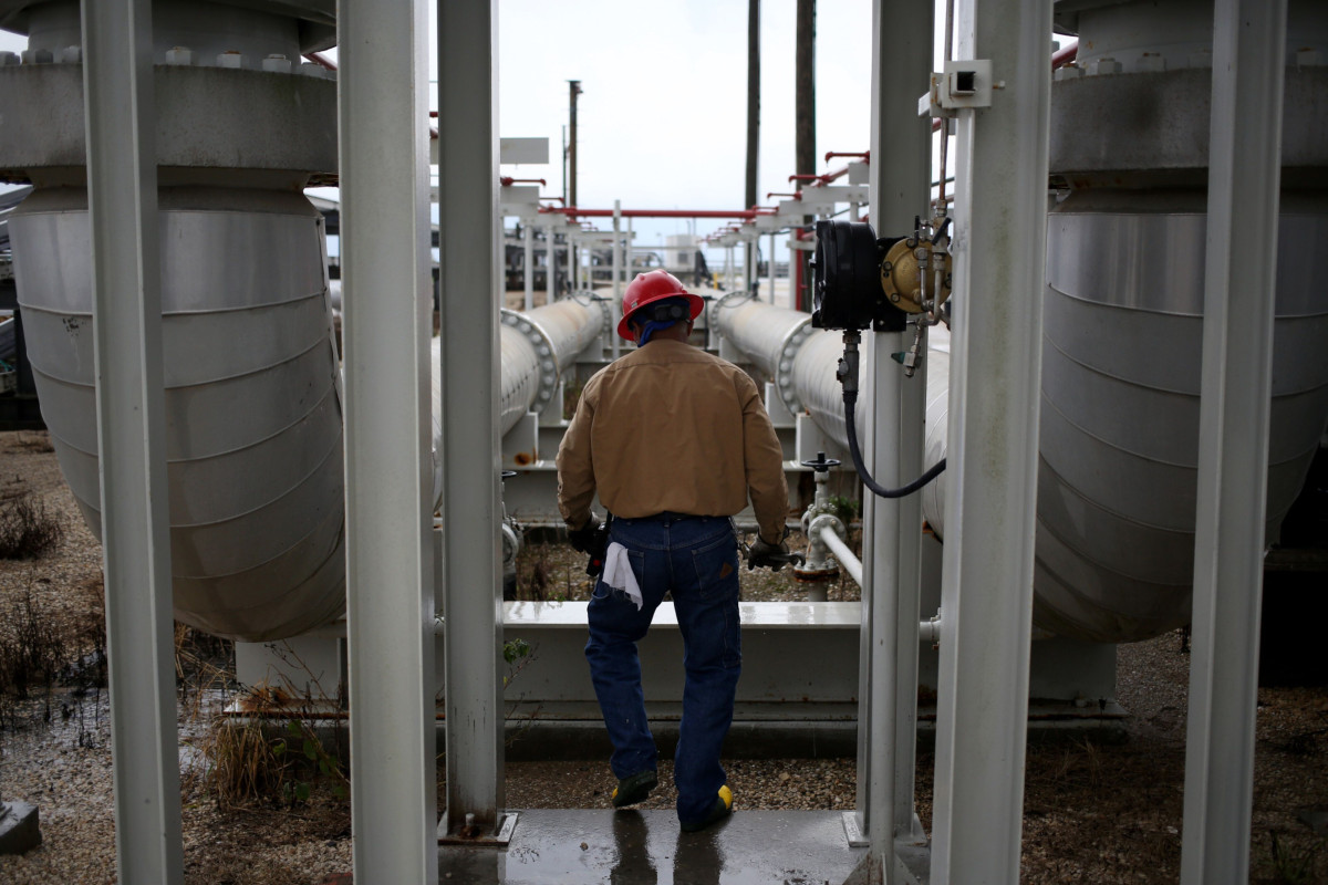 خطوط أنابيب النفط الخام بمركز تخزين احتياطي النفط الأمريكي