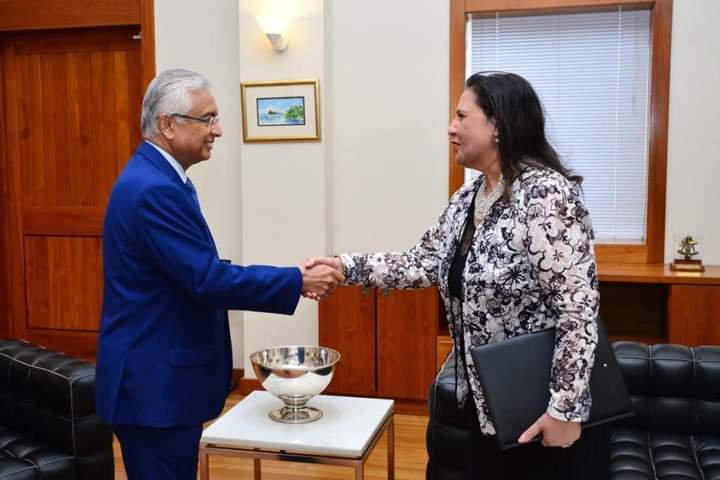 خلال لقاء السفيرة مع رئيس وزراء موريشيوس