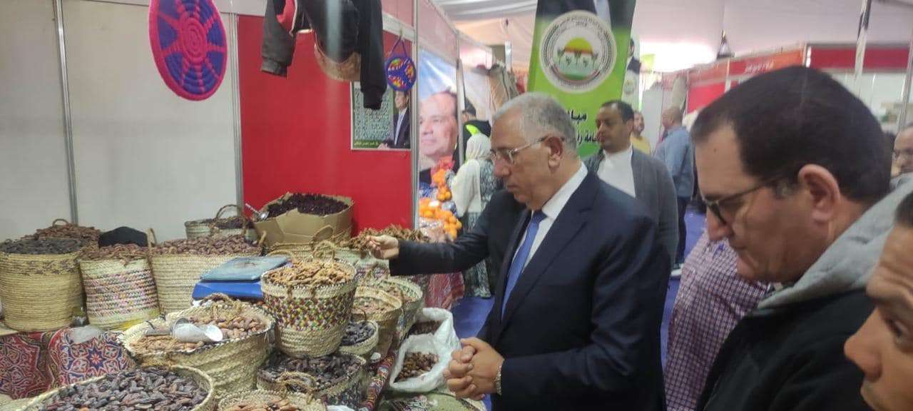 وزير الزراعة خلال افتتاحه معرض السلع الغذائية