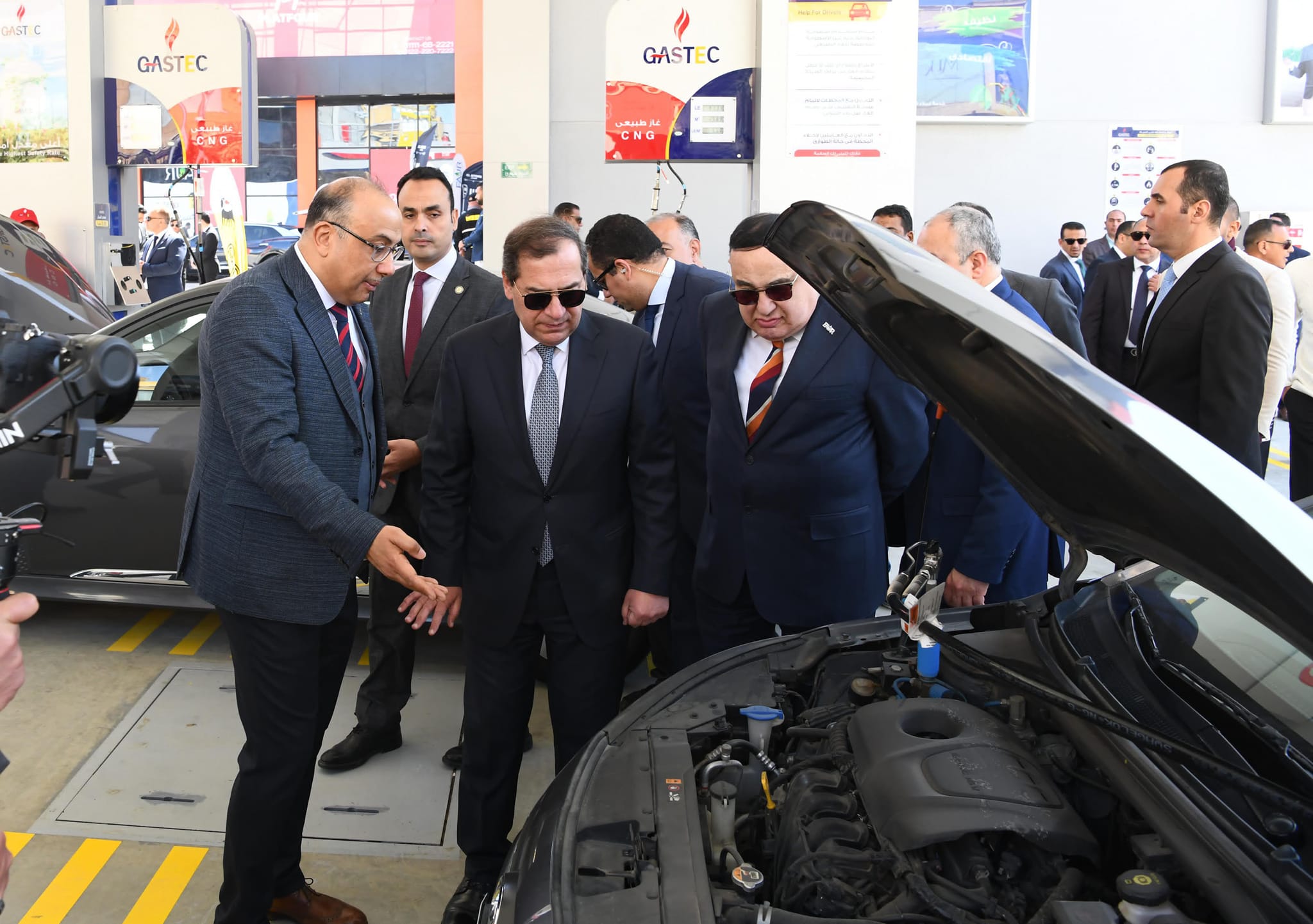 وزير البترول يتفقد محطة التموين بحي النفسج بعد افتتاحها