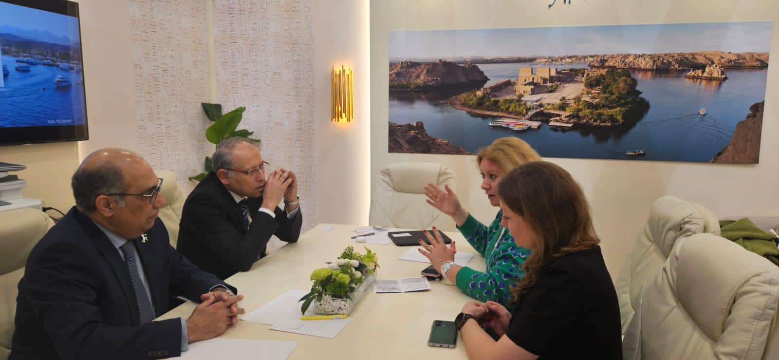 سفير مصر في موسكو خلال لقاءاته بالجناح المصري بمعرض MITT السياحي