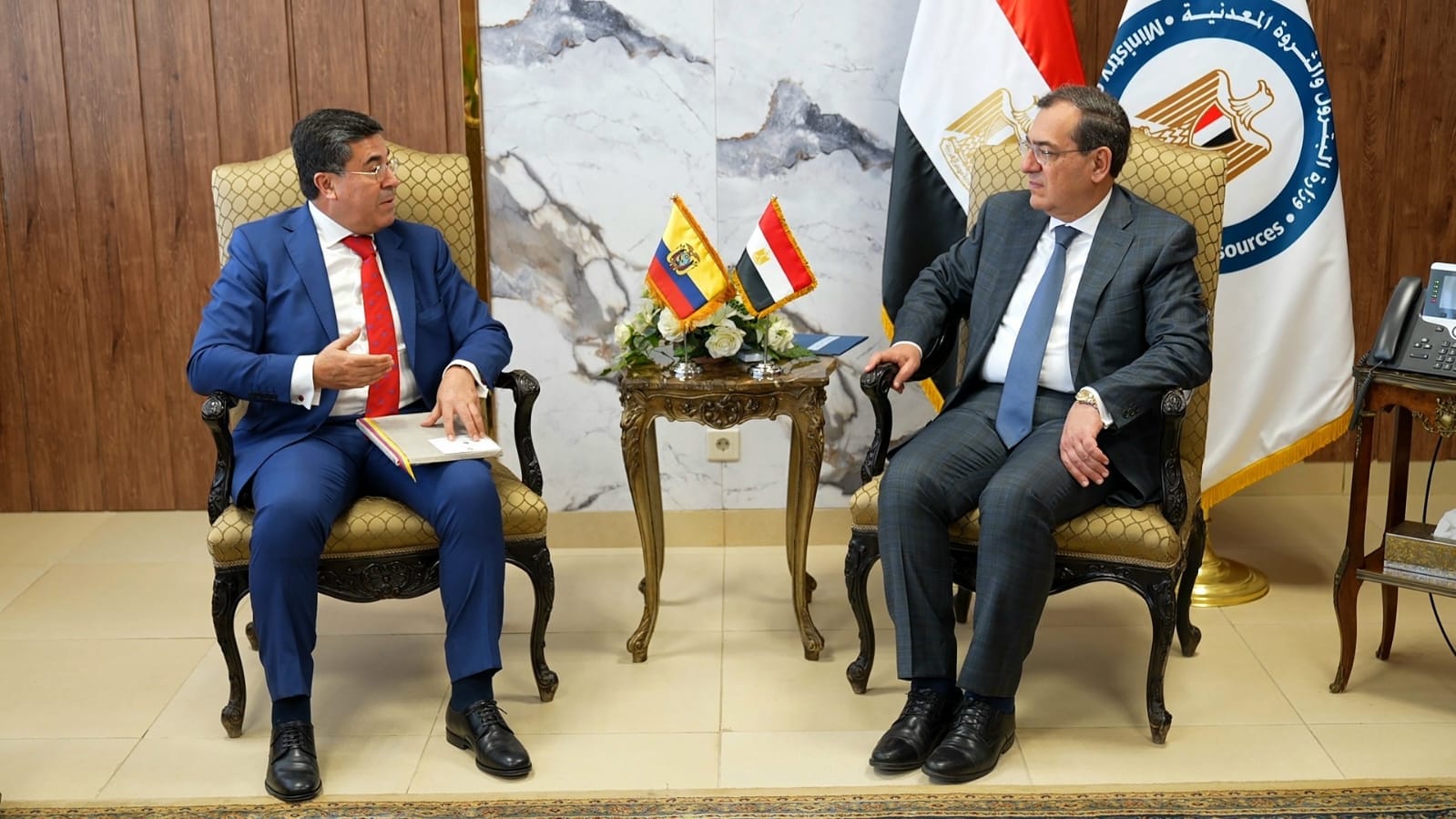 جانب من اللقاء بين الوزير المصري وسفير إكوادور