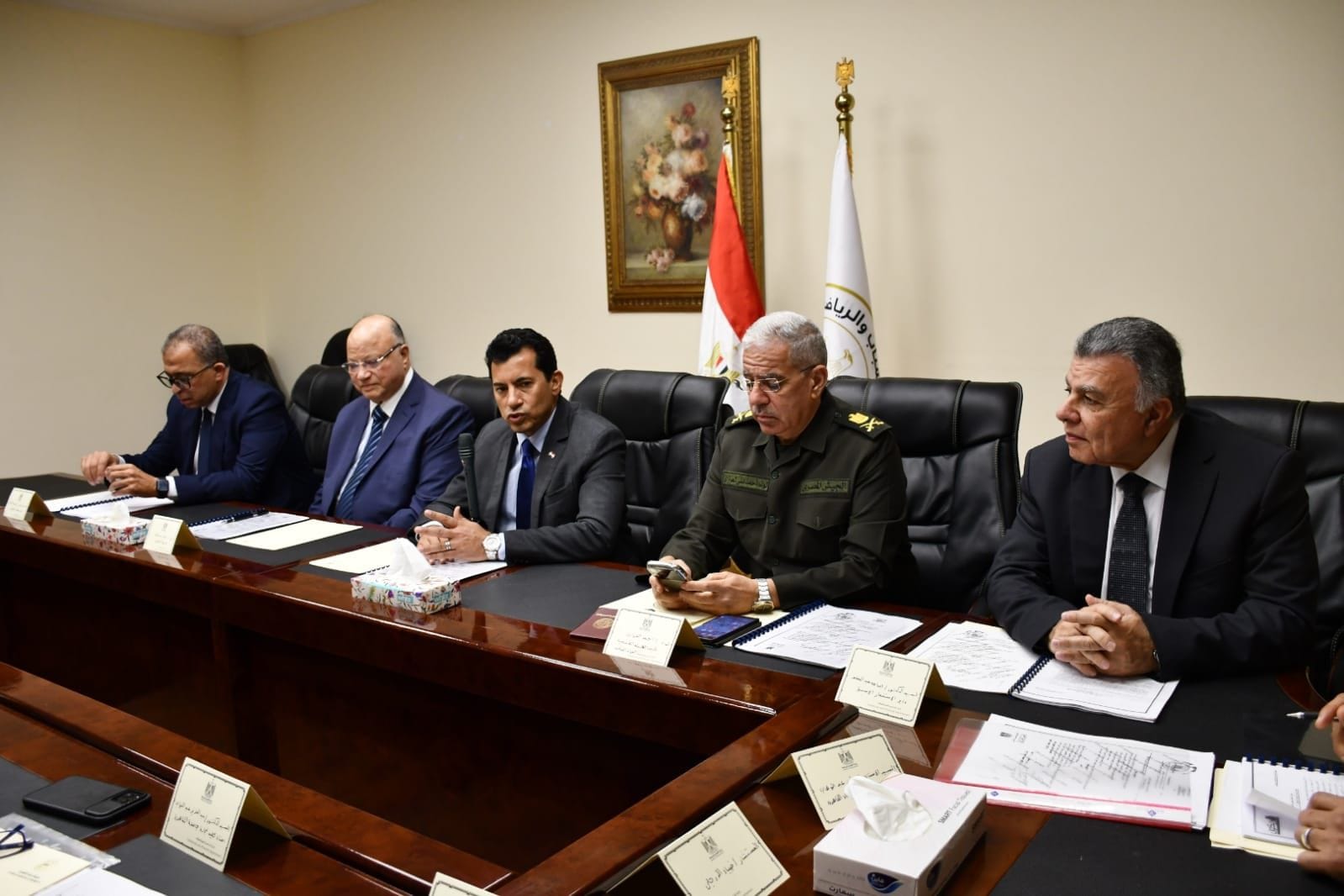 الطروخات الاستثمارية لاستاد القاهرة في اجتماع وزير الرياضة بعدد من المسئولين