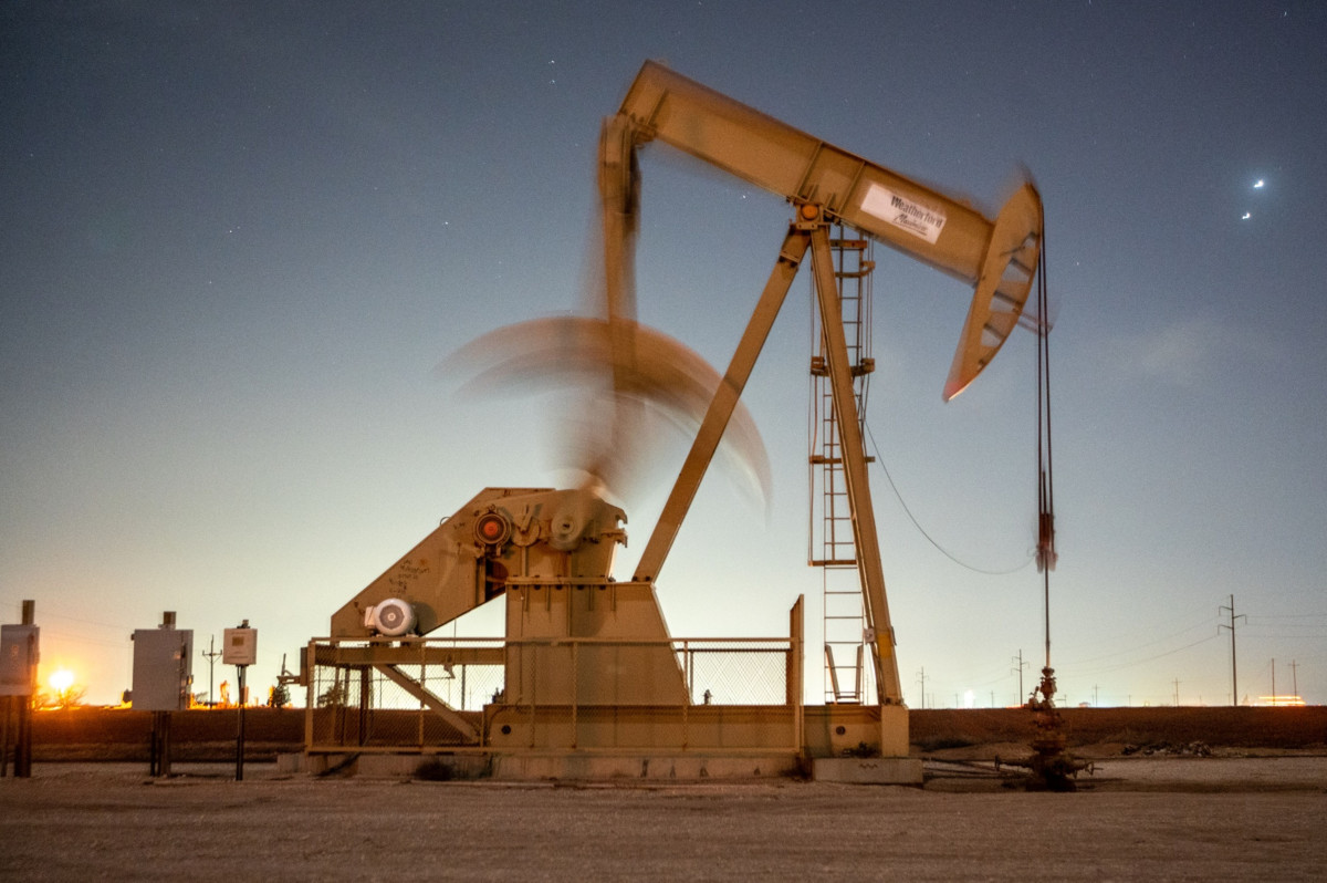 رافعة لضخ النفط في ميدلاند بولاية تكساس في الولايات المتحدة