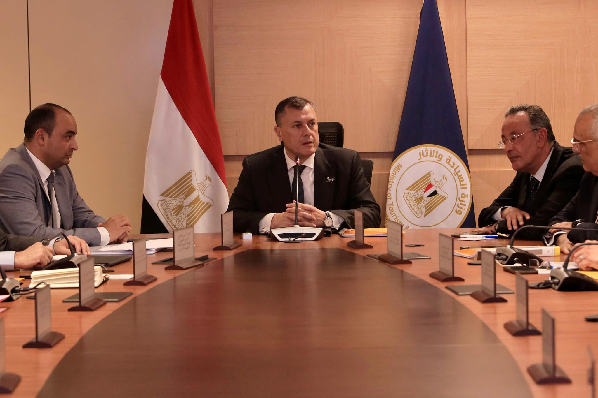 وزير السياحة خلال اجتماعه مع الأمين العام للمجلس الأعلى للآثار
