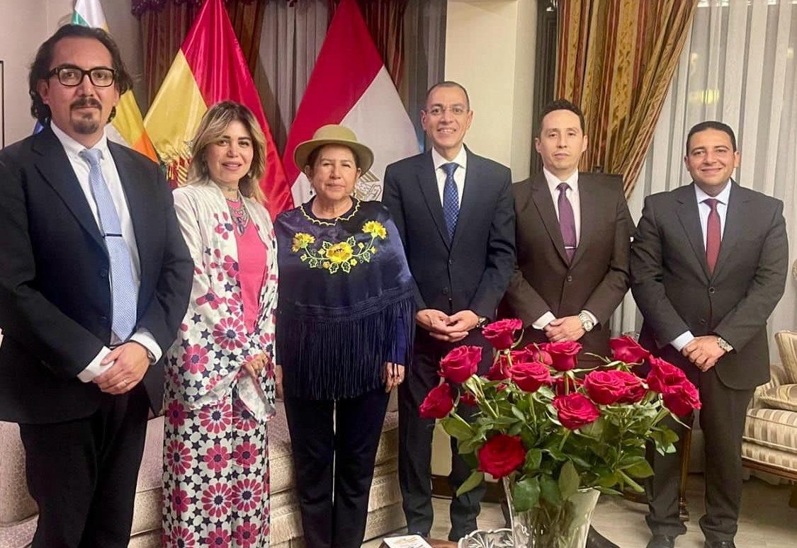 سفير مصر في بوليفيا خلال لقائه مع الوزيرة البوليفية