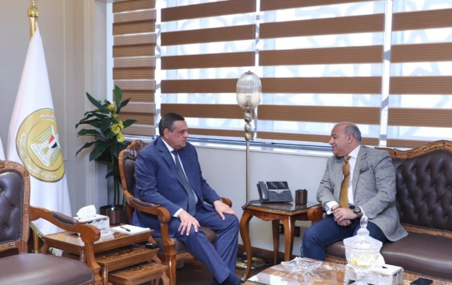وزير التنمية المحلية خلال لقائه مع إبراهيم عشماوي