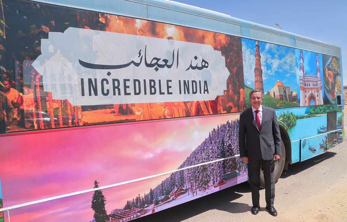 سفير الهند بجانب أوتوبيس الترويج للسياحة