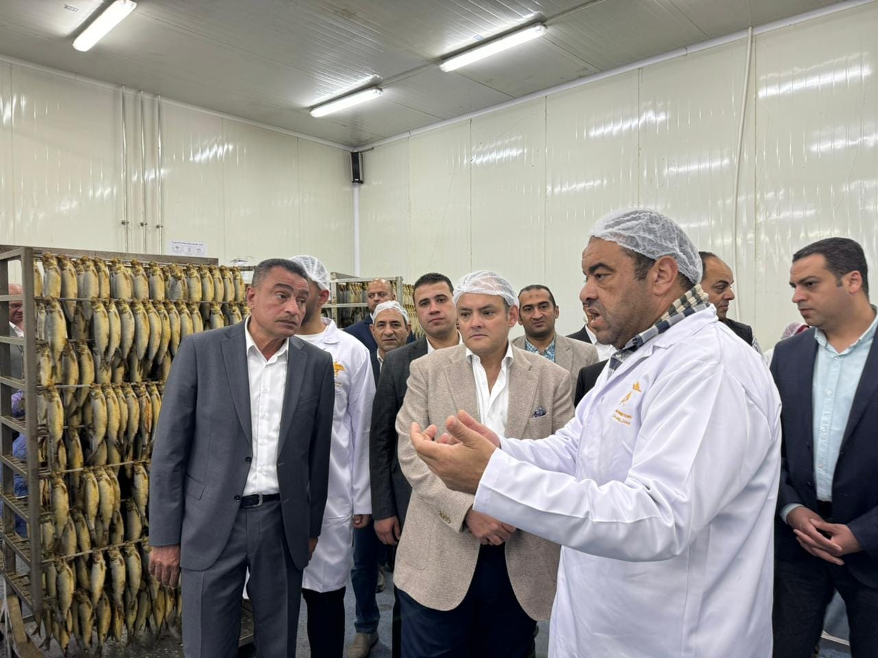 وزير التجارة والصناعة خلال زيارته مصنع بورسعيد ستار للأسماك المدخنة