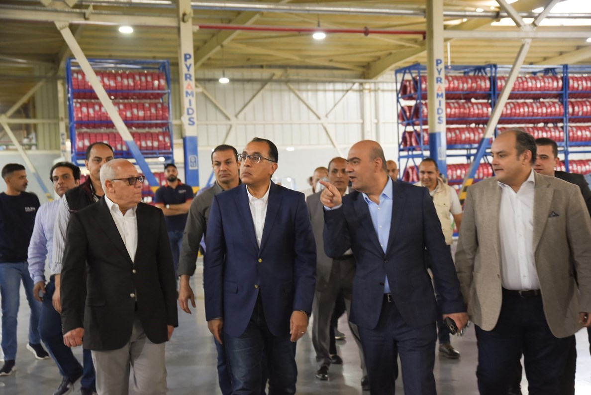 رئيس الوزراء خلال جولة تفقدية داخل مصنع بيراميدز للإطارات