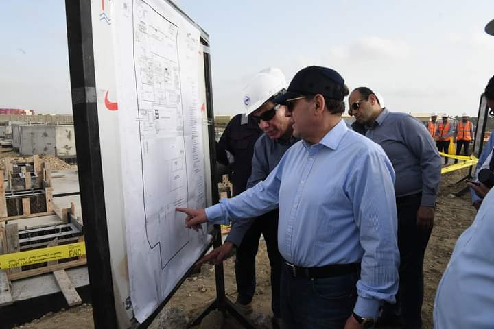 وزير البترول خلال زيارته للمصنع بميناء دمياط
