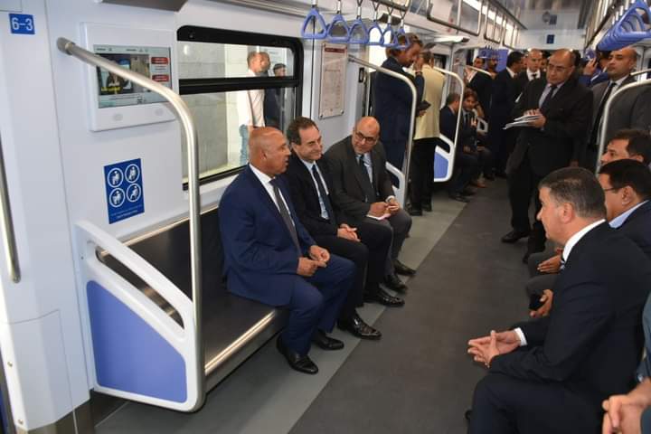 وزير النقل والسفير الفرنسي داخل أحد قطارات مترو الأنفاق