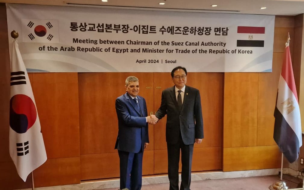 الفريق أسامة ربيع خلال لقائه في سول مع وزير التجارة الكوري الجنوبي