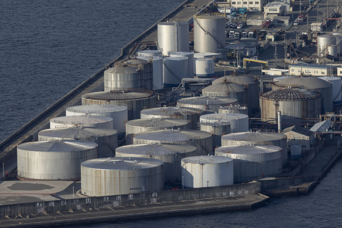 صهاريج مخصصة لتخزين النفط باليابان