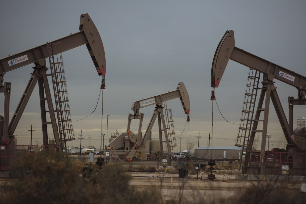 مضخات النفط تستخرج الخام من آبار ميدلاند، تكساس، الولايات المتحدة