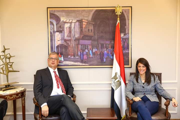 رانيا المشاط خلال محادثاتها مع السفير الهولندي